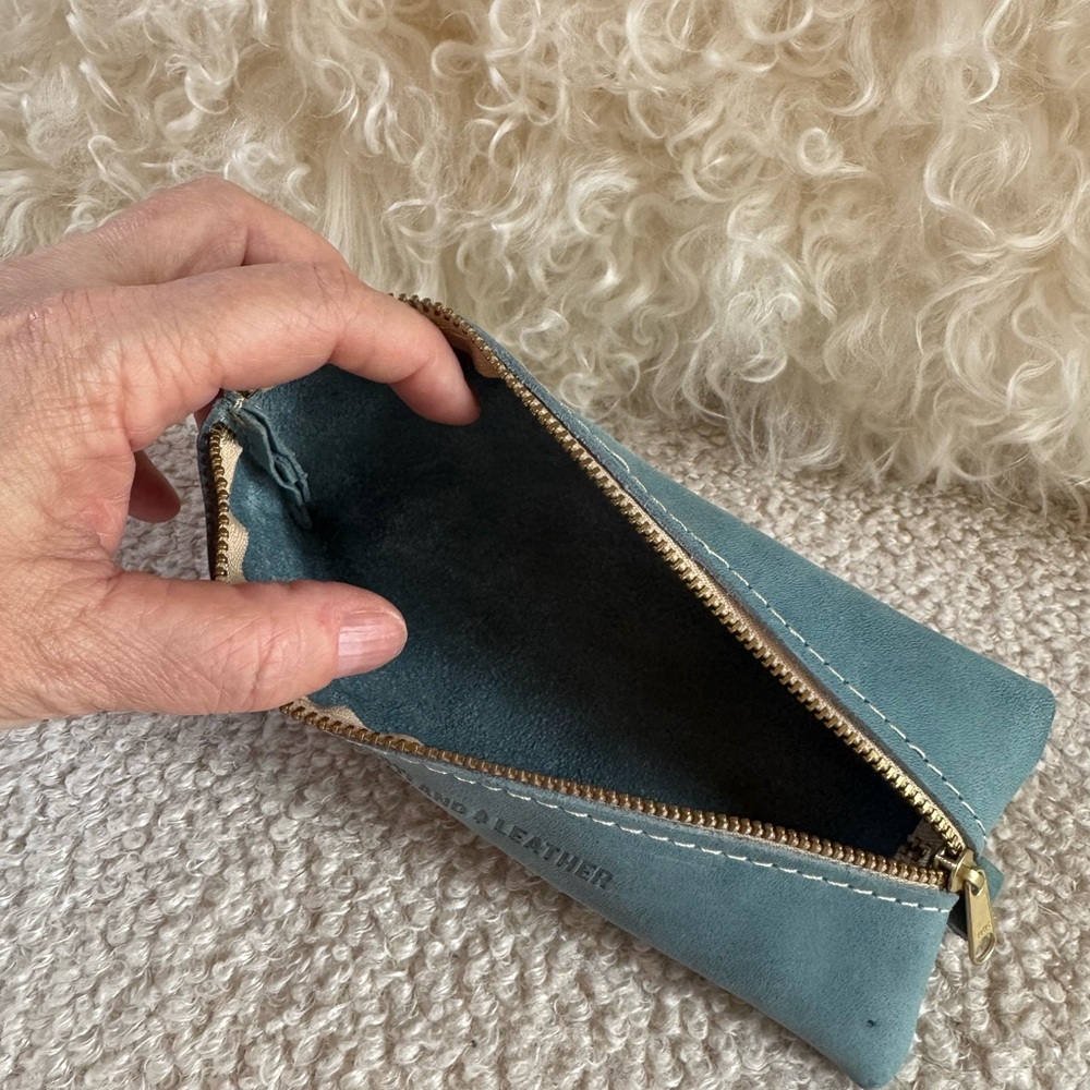 Portland Leather Blue Alpine Pouch - Picture 4 of 5